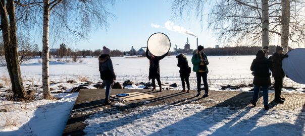 Kevätillan pitkät varjot